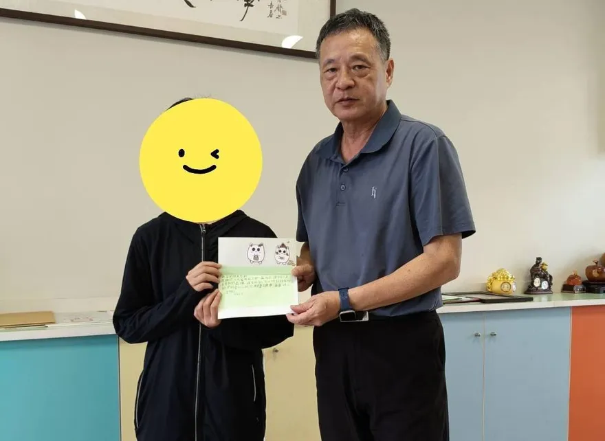 「喪事辦完再哭」台中失親女童今畢業　親筆卡片致謝各界