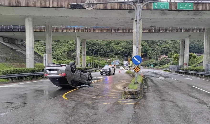 影/新北石碇轎車自撞分隔島翻車　駕駛酒測值爆表
