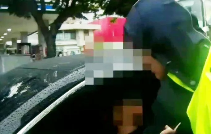 影/這裡不能睡覺喔！台中男疑毒駕車停路中央「恍惚入夢」