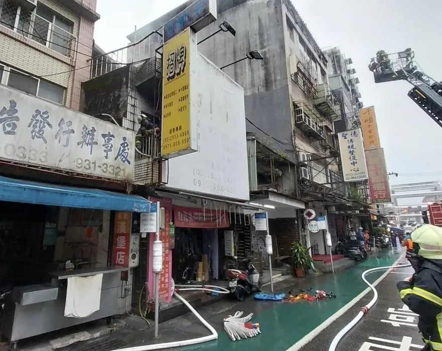 北市景美國小旁民宅火警　警消急灌救幸無人傷