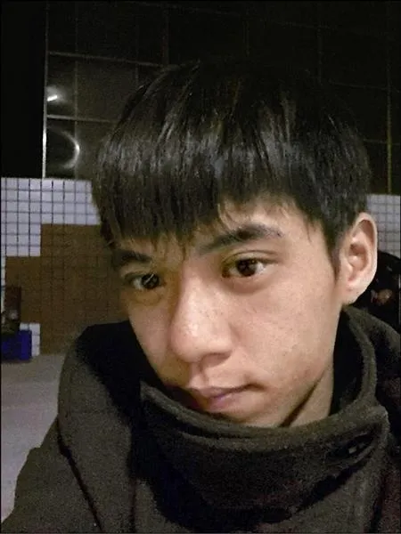 女運將胸口”插把刀”求援 花美男黑化離譜真相 深夜監理站外沉悶慘叫