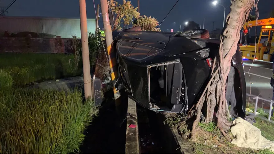 台中轎車失控翻覆再連環撞！猛烈衝擊拋飛釀1死2重傷