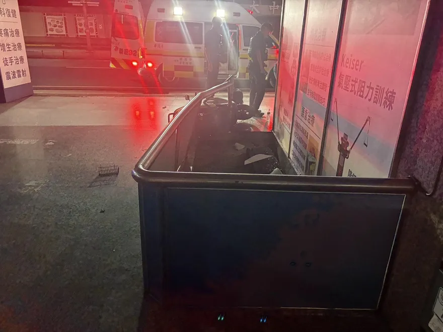 新莊酒駕「謎樣偏移」！自撞躺警局前　她手腳皆斷