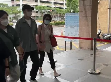 砸15萬閃兵遭求刑2年8月　書偉今現身法院道歉了