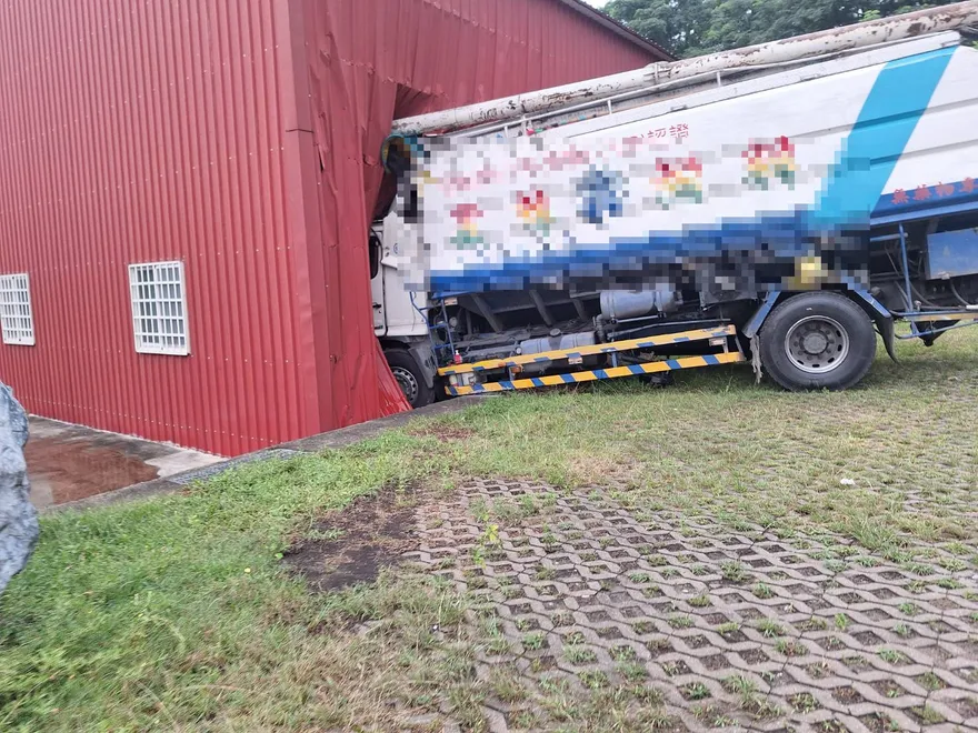 大貨車煞車失靈衝撞廟宇　現場慘況曝！駕駛急折返上香