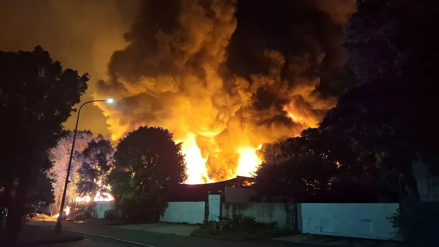 高雄岡山廢金屬廠晚間大爆炸！火光直衝夜空撼市區