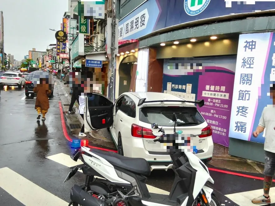 三重鬧區「喪屍男」撞電桿後癱倒！警證實檢測結果為毒駕