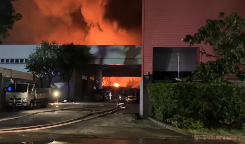 高雄廢棄物廠爆大火！陳其邁趕赴現場　環保局提醒「3區民眾注意」