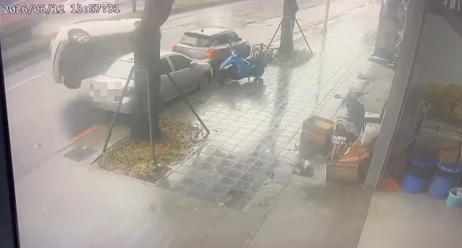 又是毒駕！新竹男暴衝撞路邊車　整輛車「側翻90度」躺路中