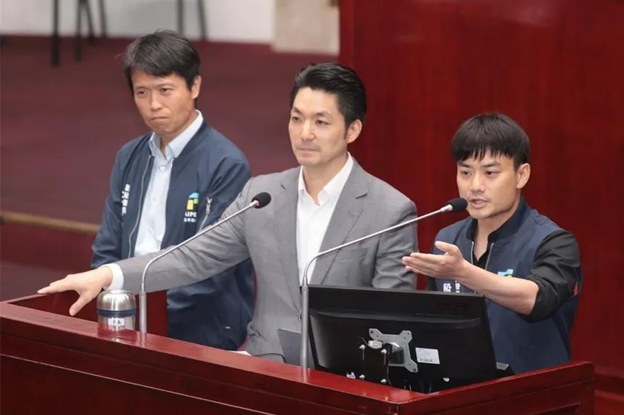 酸爆民進黨！殷瑋合體太座「殷葉答」 網歪樓讚：殷太好漂亮