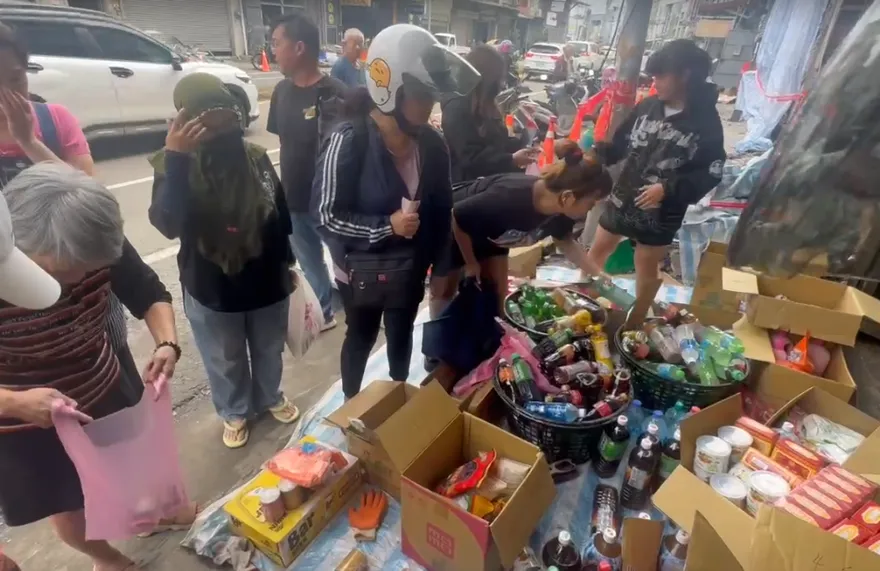 影/新竹麵包店夫妻氣爆亡！家屬出清店內用品　鄰里湧入力挺