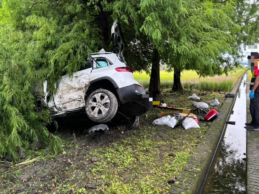 影/宜蘭休旅車失控自撞5人受困！消防破車救人　4傷1命危