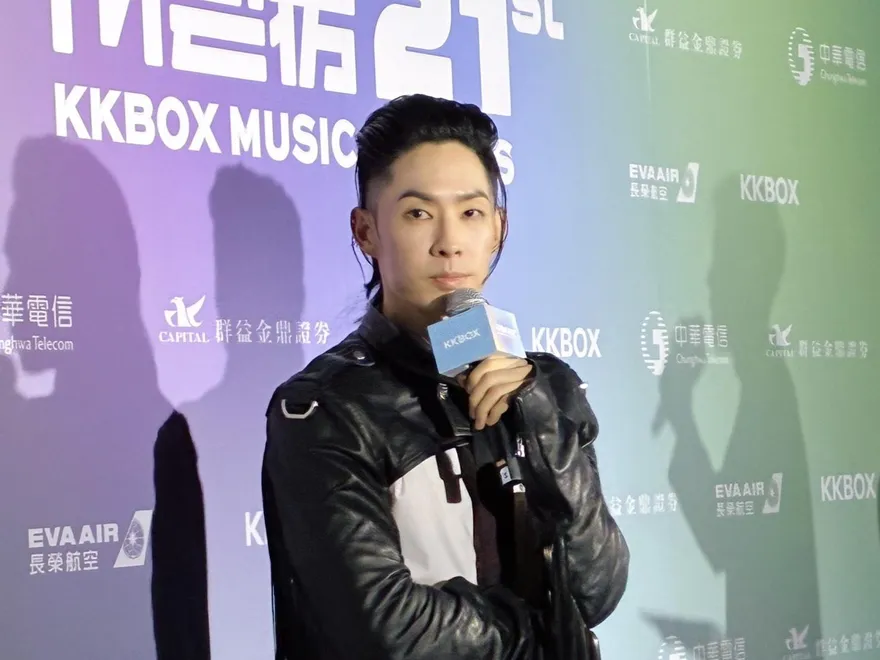 吳建豪抱病開唱遇突發狀況！驚險跳下升降台撿麥克風　嘆：我盡力了
