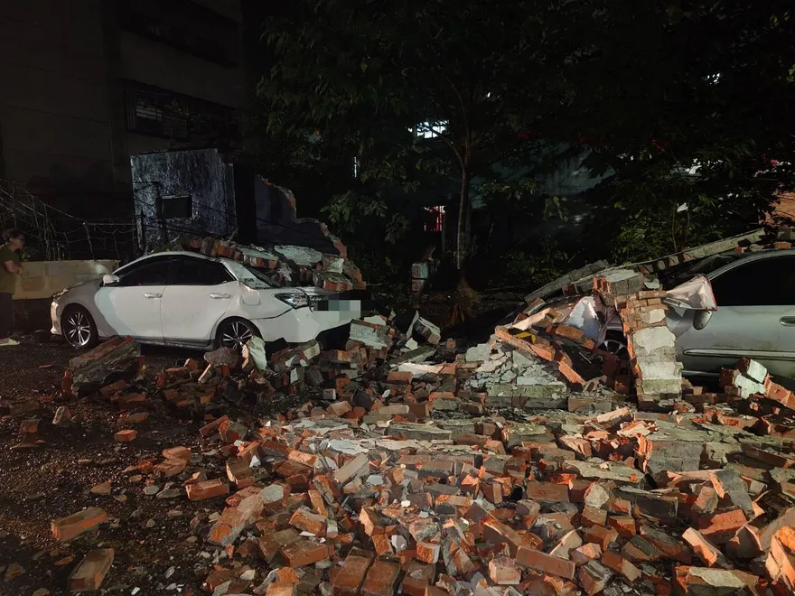 雨太大釀災！林口整片巨牆倒塌　3自小客慘遭「生吞活埋」