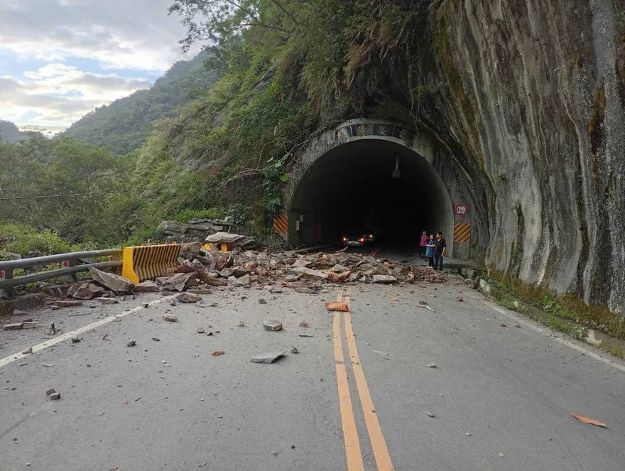 台20南橫「台東下馬路段」邊坡坍方　公路局緊急搶通