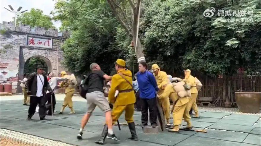 影/入戲太深！陸翁觀看抗日實景秀　氣到衝上台暴打「日軍」演員