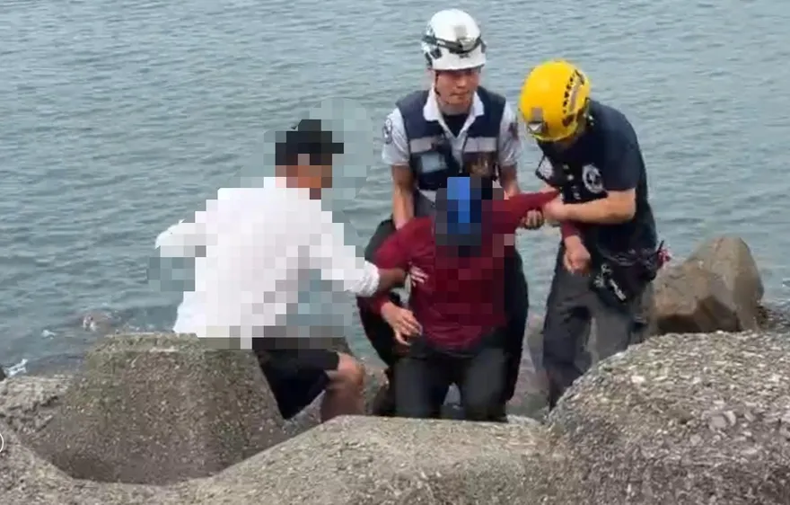 影/8旬嬤西子灣晨泳漂流2小時　上岸失足摔落消防秒拉回