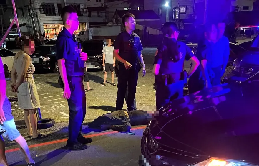 影/夜市咆哮！苗栗醉男「疑亮刀」遭民眾壓制　還挨告恐嚇