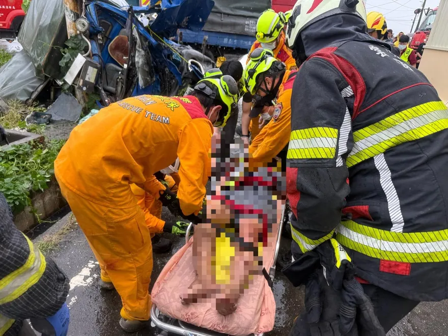 影/雲林死亡車禍！51歲男撞貨車再撞電桿翻覆亡　乘客受傷