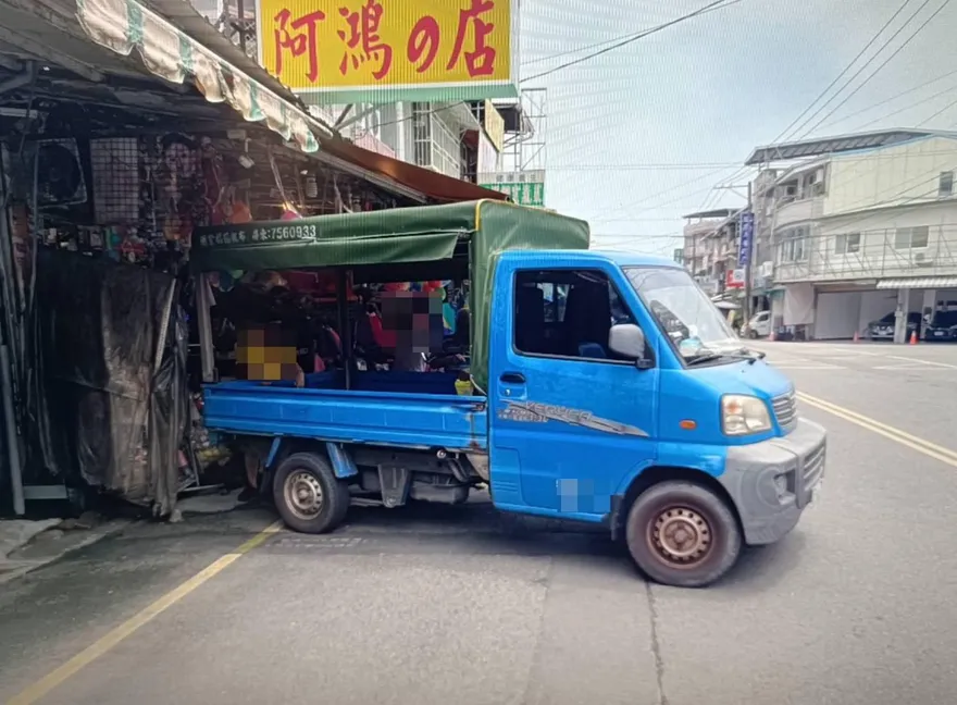 影/屏東小貨車倒車突暴衝！撞進商家、波及機車　幸無人傷