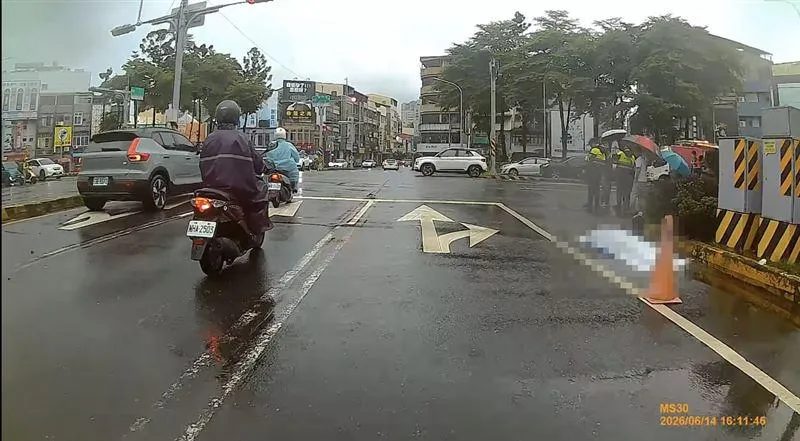 台南騎士「死亡對撞」自小客車！家屬雨中跪地痛哭認屍