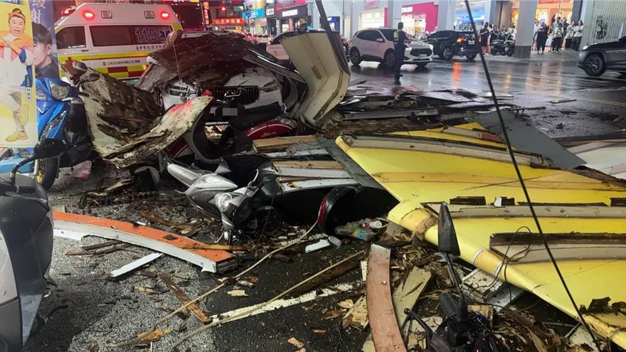台中勤美商圈招牌突墜落　砸中轎車女乘客驚魂受困