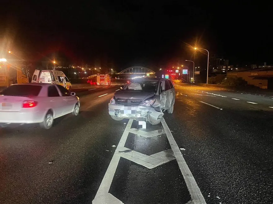 影/國1楊梅段3車嚴重碰撞翻覆！7人緊急送醫