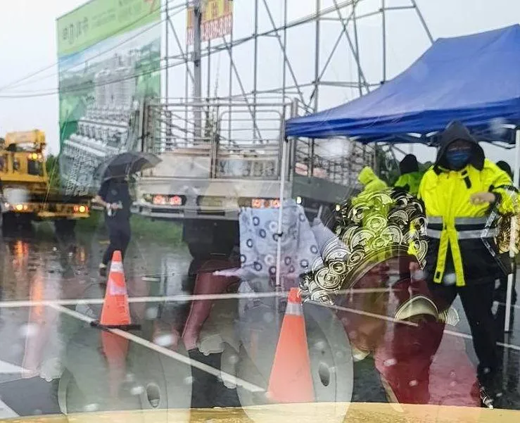 影/台南林鳳營陸橋旁「運豬車、機車碰撞」！騎士命喪輪下