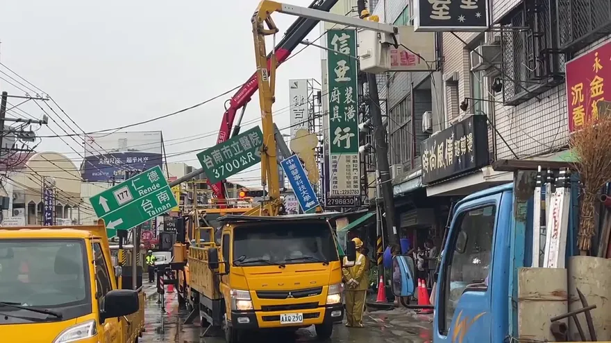 影/台南仁德路面塌陷「天坑吞路標」　疑水管破裂急搶修