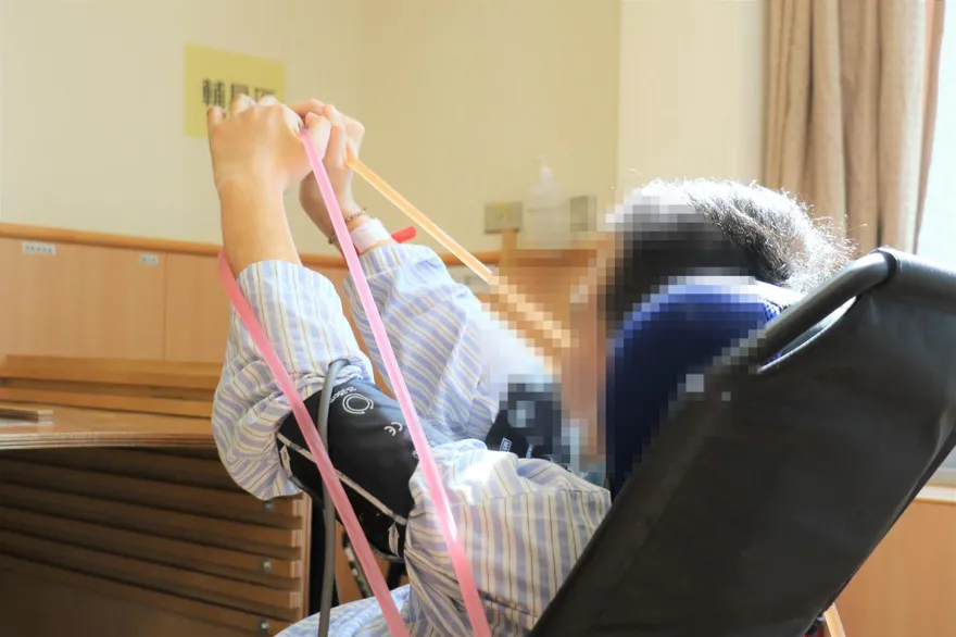 30歲男癱瘓一度放棄生命　醫療團隊介入2週「已能自推輪椅出門」