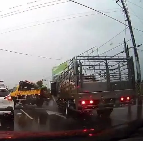 影/林鳳營陸橋運豬車雨中狂飆煞不住　騎士遭輾爆頭亡