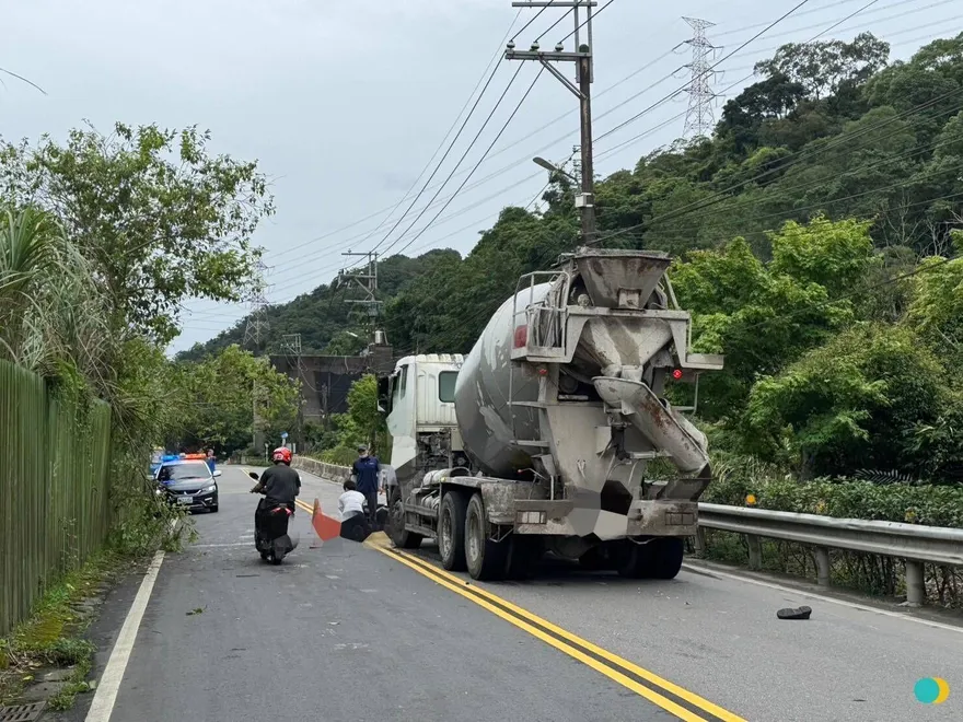 悚！三峽機車疑超車擦撞預拌車　46歲騎士搶救不治