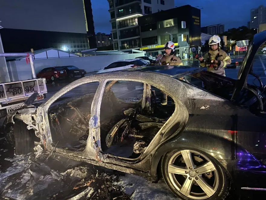 台南安平清晨火燒車！賓士陷火海　40歲男意識不清送醫