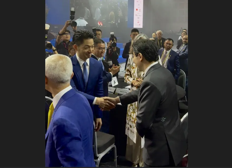 蔣萬安與星總理黃循財握手！網讚「無限城論壇」：另一位在打戰鬥陀螺
