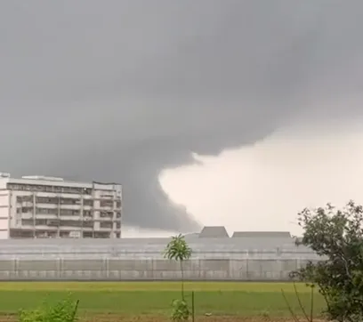 影/嘉義水上驚現巨型黑雲！氣象專家揭龍捲風前兆