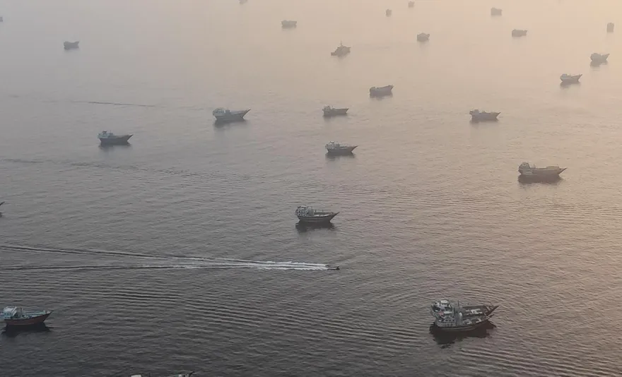 荷莫茲海峽打開了！川普報喜：許多船隻載石油走了