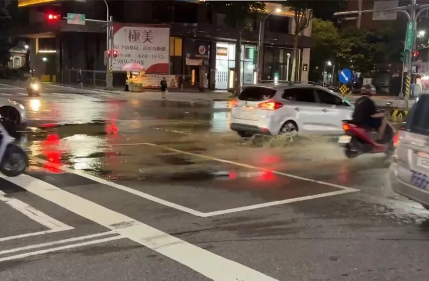 三重「水管爆裂」泥水狂噴！釀積水封路　漏夜搶修中