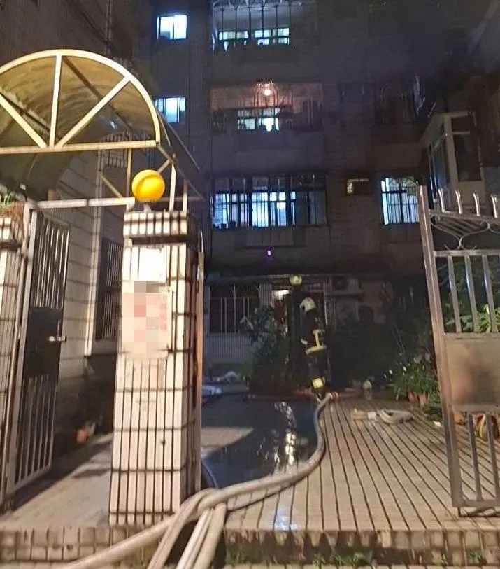 救不回！新北中和社區大火破百勇消灌救　67歲男不治