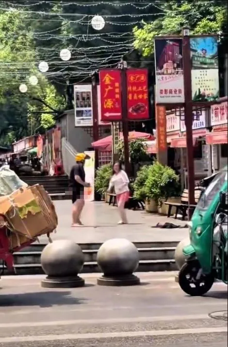 大媽戰鬥力爆表！湖南騎手與婦人爭執慘遭扒褲