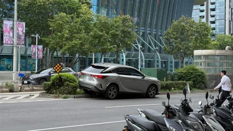 高齡駕駛闖禍！阿公駕車撞毀小巨蛋變電箱　松山區283戶大停電