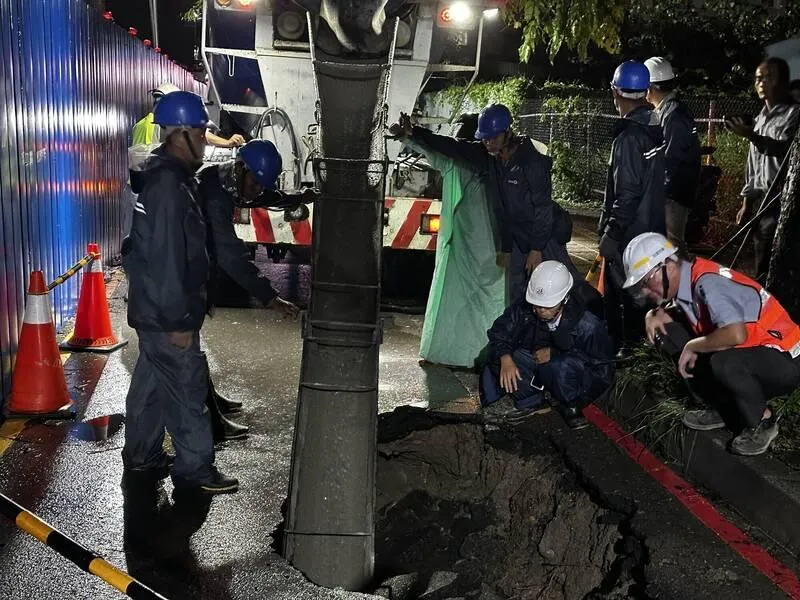 影/岡山高捷工地旁現1米深天坑！連夜灌漿搶修今早通車