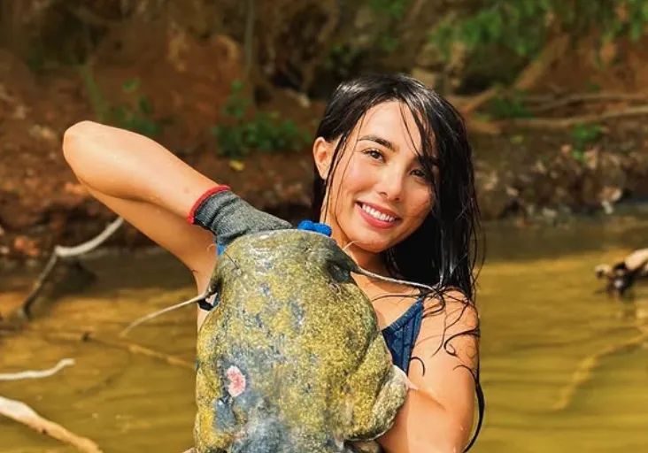 參加Netflix荒野求生節目爆紅　澎湖混血正妹莊麗雅「徒手抓魚」超反差
