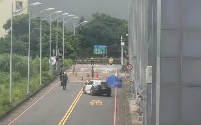 巨響後嚇壞！蘆竹74歲老翁停車場頂樓墜落...慘死現場