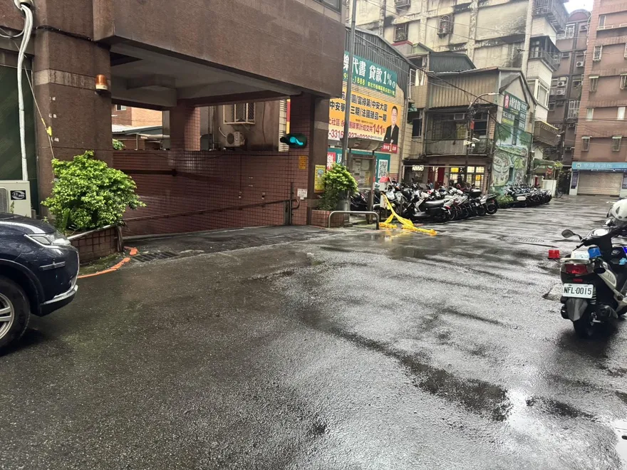 823紀念公園旁驚傳墜樓　婦倒臥血泊「送醫不治」