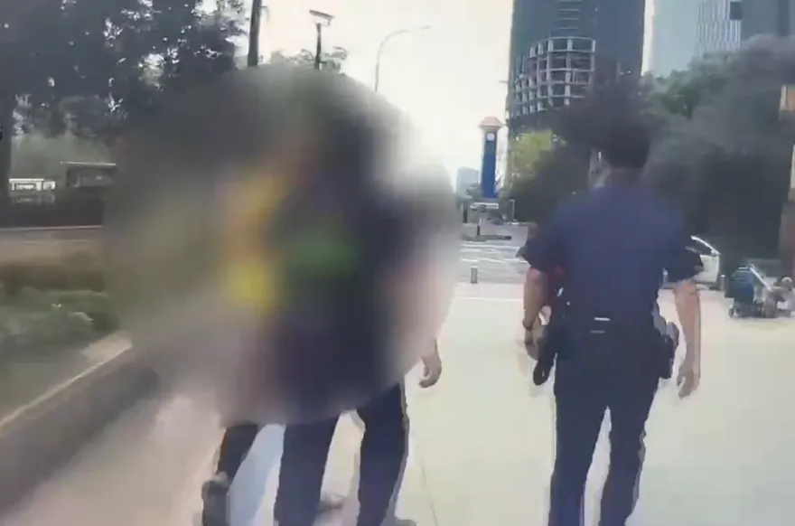 影/北車K7出口持鋸砍人！疑街友爭風吃醋　警逮人送辦