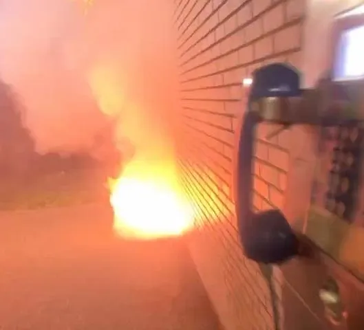 影/清大宿舍驚見爆炸火警！狂燃竄煙學生急逃命