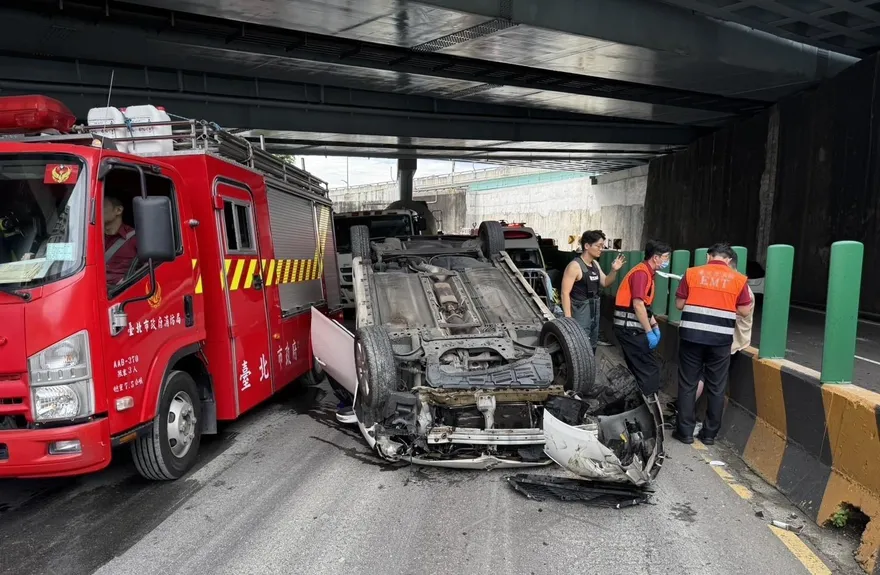 北市水快轎車打滑自撞翻覆　4輪朝天駕駛輕傷送醫