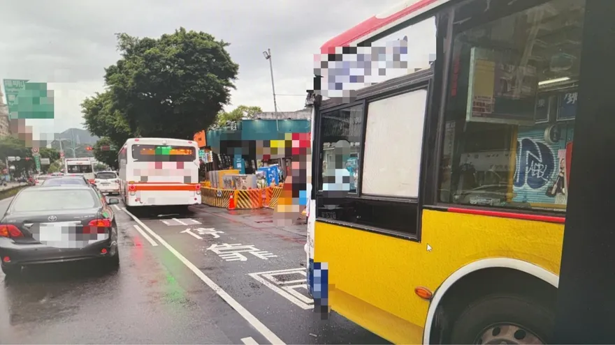 影/北市士林2公車擦撞　3乘客慘摔受傷