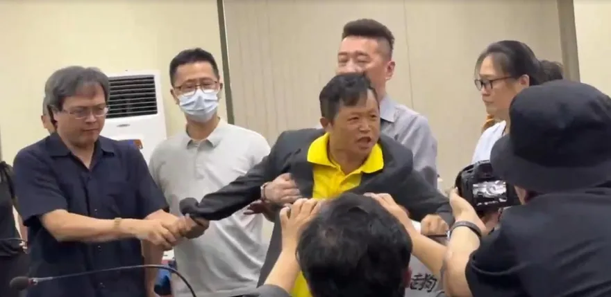 鄭麗文開中外記者會　他佯稱公民記者闖國民黨中央鬧場