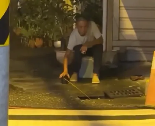 影/不是眼花！宜蘭男「掀水溝蓋釣魚」　網笑：現撈仔